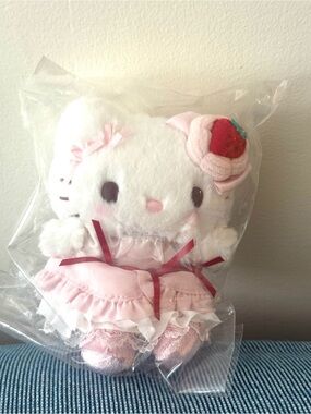 NWT Sanrio Hello Kitty mascot strawberry whipped cake series keychain bagcharm